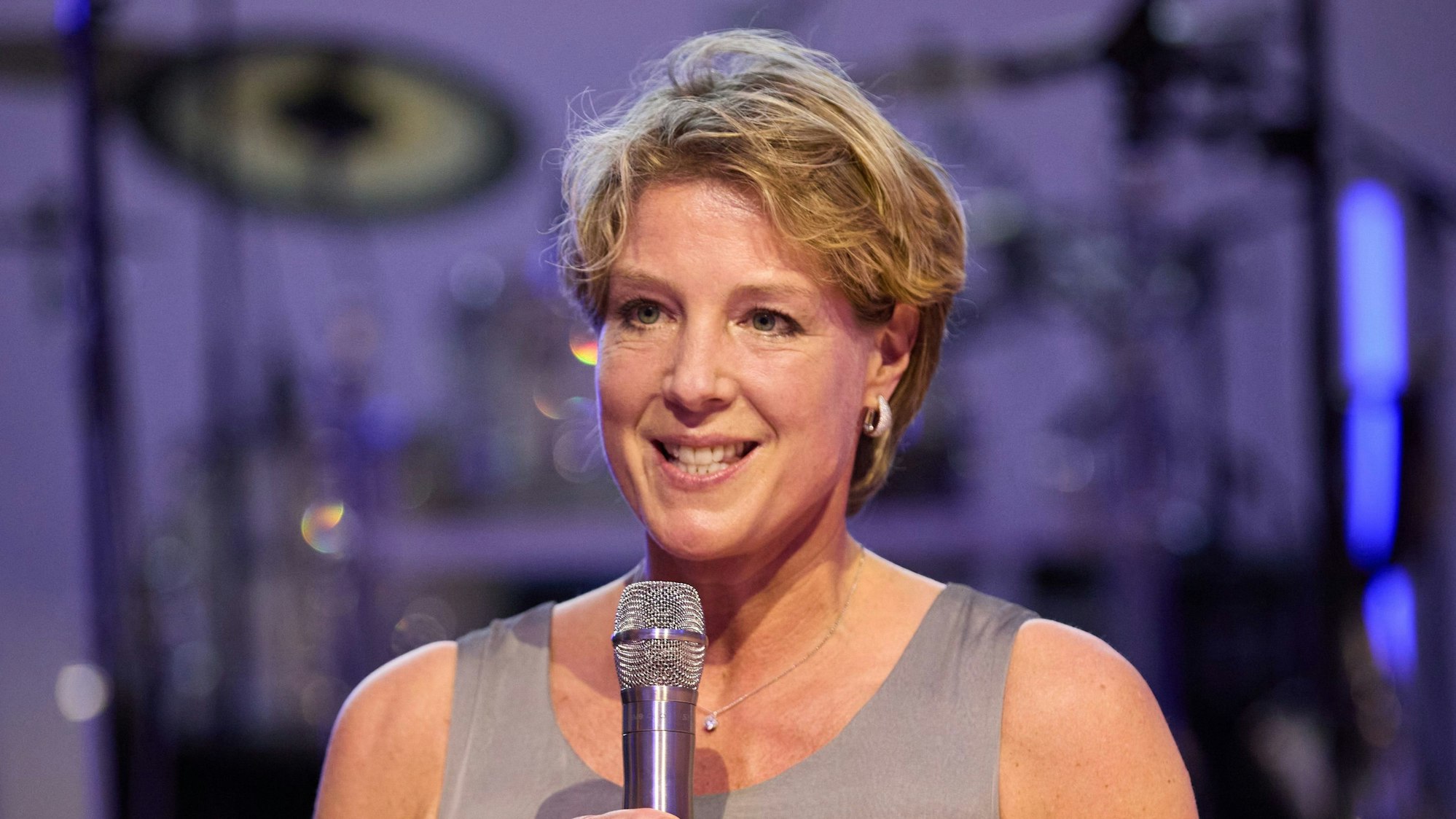 Unternehmerin Christina Block ist Erbin der Steakhouse-Kette „Block House“. Sie steht auf der Bühne des Hotels Grand Elysée in Hamburg, das ihrer Familie gehört.