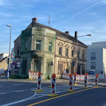 GAG und Stadt sind uneins über Erhalt oder Nachbau der Fassade - Historisches Gebäude verfällt derweil weiter