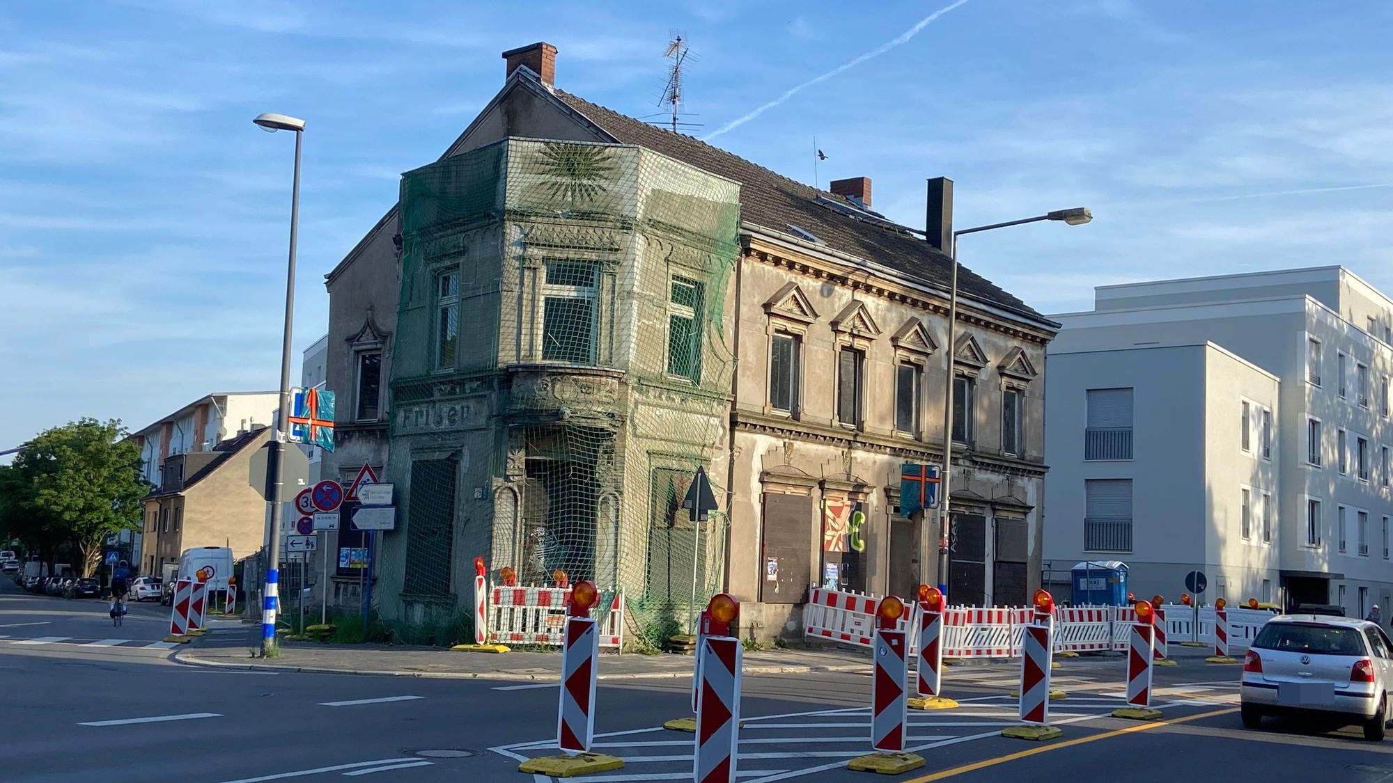 Das inzwischen abgerissene Sonnenhaus in Porz. (Archivbild)