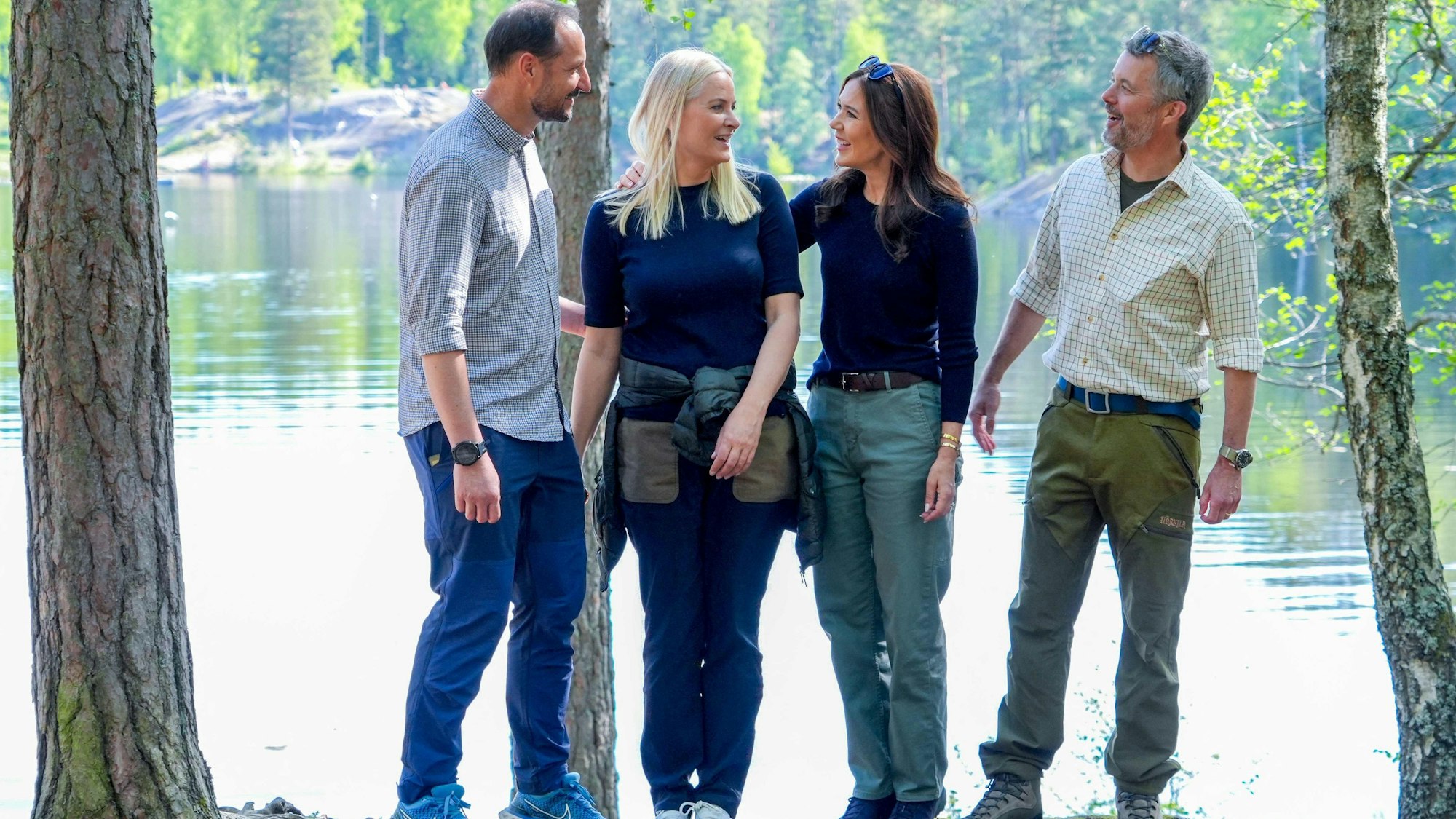 Kronprinz Haakon, Kronprinzessin Mette-Marit, Königin Mary und König Frederik X. stehen während des offiziellen Staatsbesuchs des dänischen Königspaares am Ufer des Ulsrudvann-Sees in Oslo.