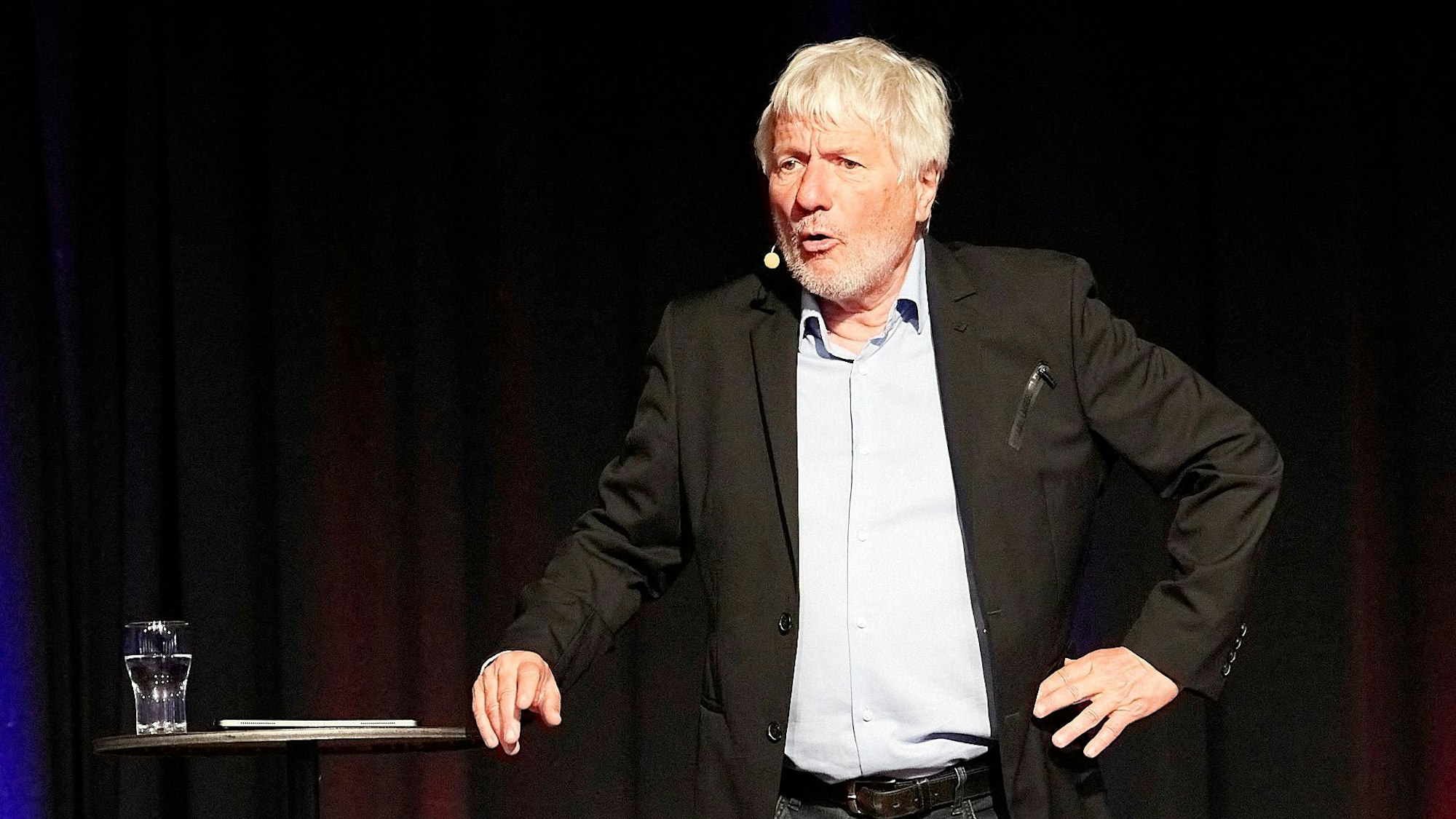 Der Kabarettist Jürgen Becker bei seinem Auftritt in Mechernich.