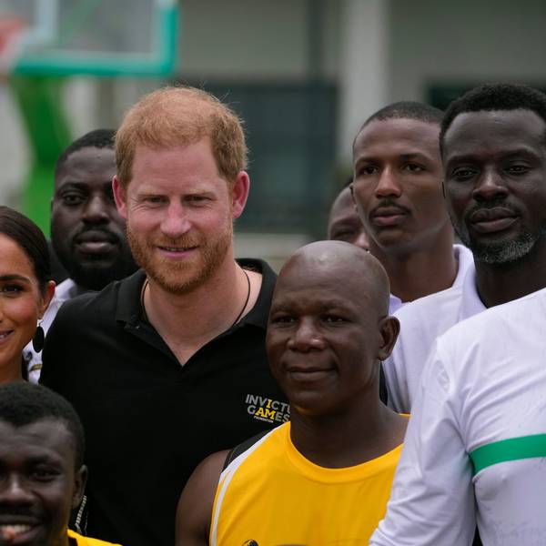 Prinz Harry (Mitte) und Meghan (Mitte links) posieren nach einem Sitzvolleyballspiel für ein Gruppenfoto. Prinz Harry und seine Frau Meghan werben in Nigeria für die Invictus Games.