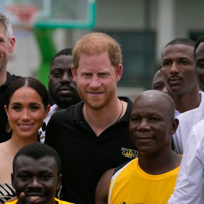 Prinz Harry (Mitte) und Meghan (Mitte links) posieren nach einem Sitzvolleyballspiel für ein Gruppenfoto. Prinz Harry und seine Frau Meghan werben in Nigeria für die Invictus Games.
