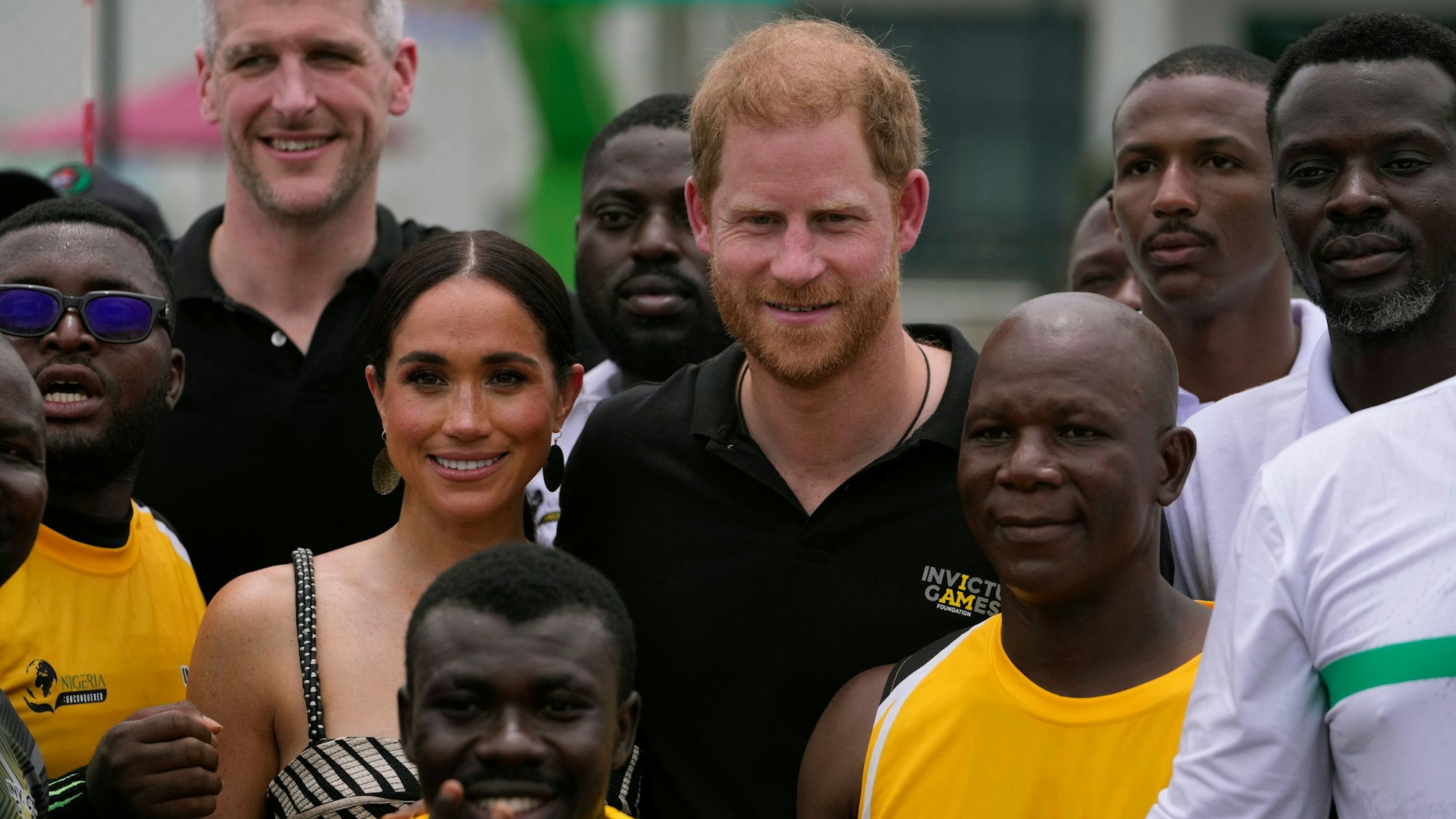 Prinz Harry und Meghan posieren für ein Gruppenfoto nach einem Sitzvolleyballspiel.