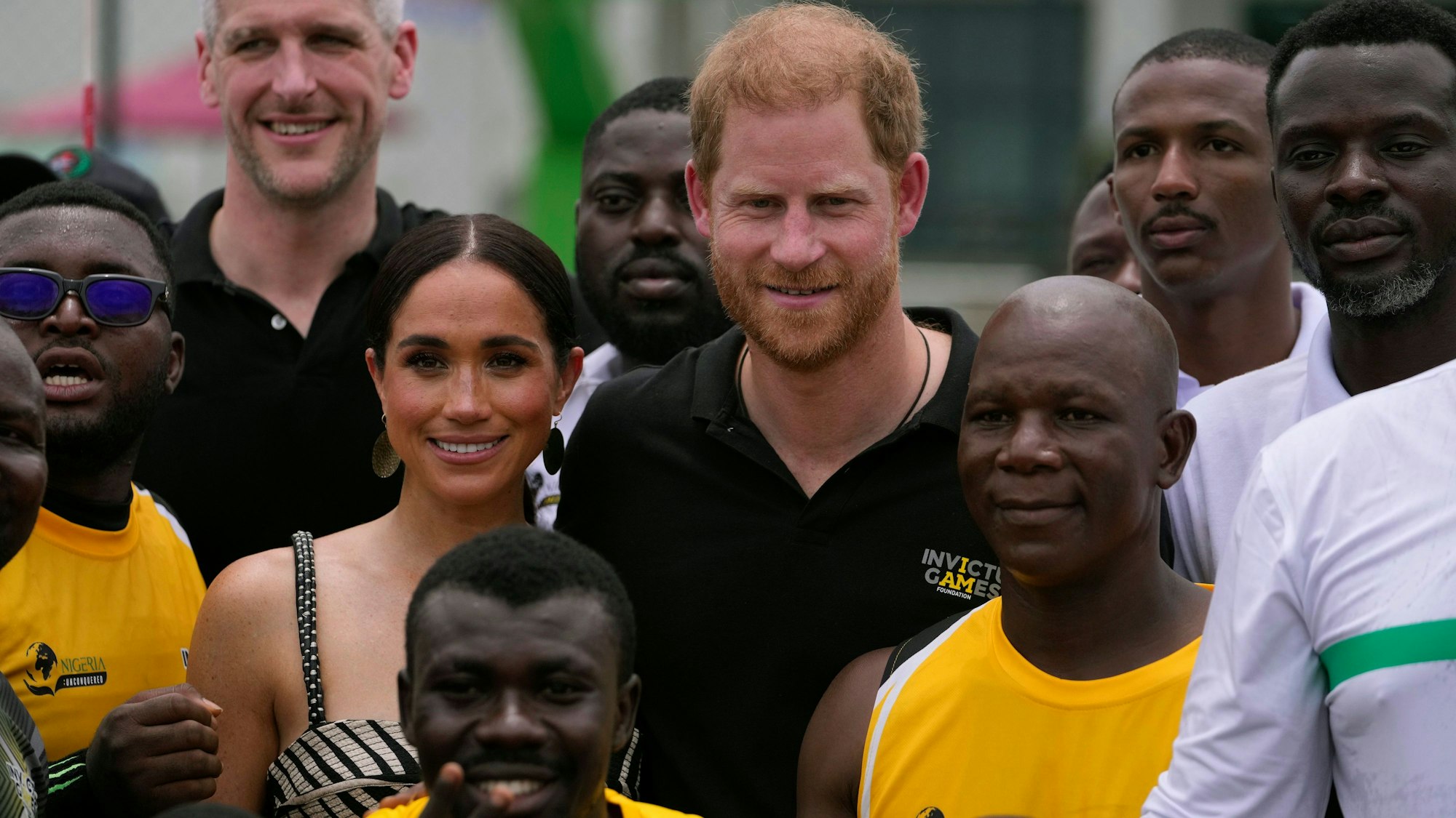 Prinz Harry (Mitte) und Meghan (Mitte links) posieren nach einem Sitzvolleyballspiel für ein Gruppenfoto. Prinz Harry und seine Frau Meghan werben in Nigeria für die Invictus Games.