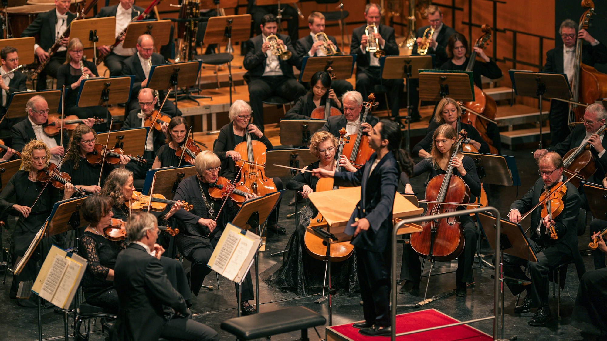 Das Bayer-Philharmonieorchester mit Bar Avni