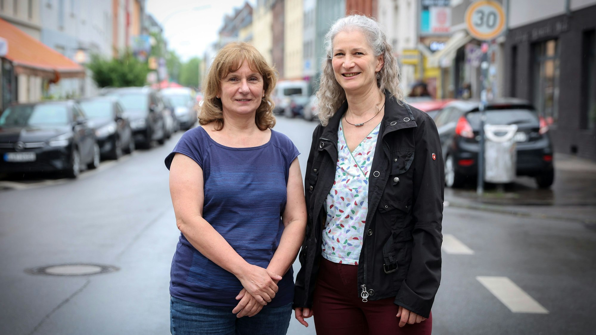 Die Kölner Berufsbetreuerinnen Susanne Harries und Claudia Jakobs stehen auf einer Straße in Sülz.