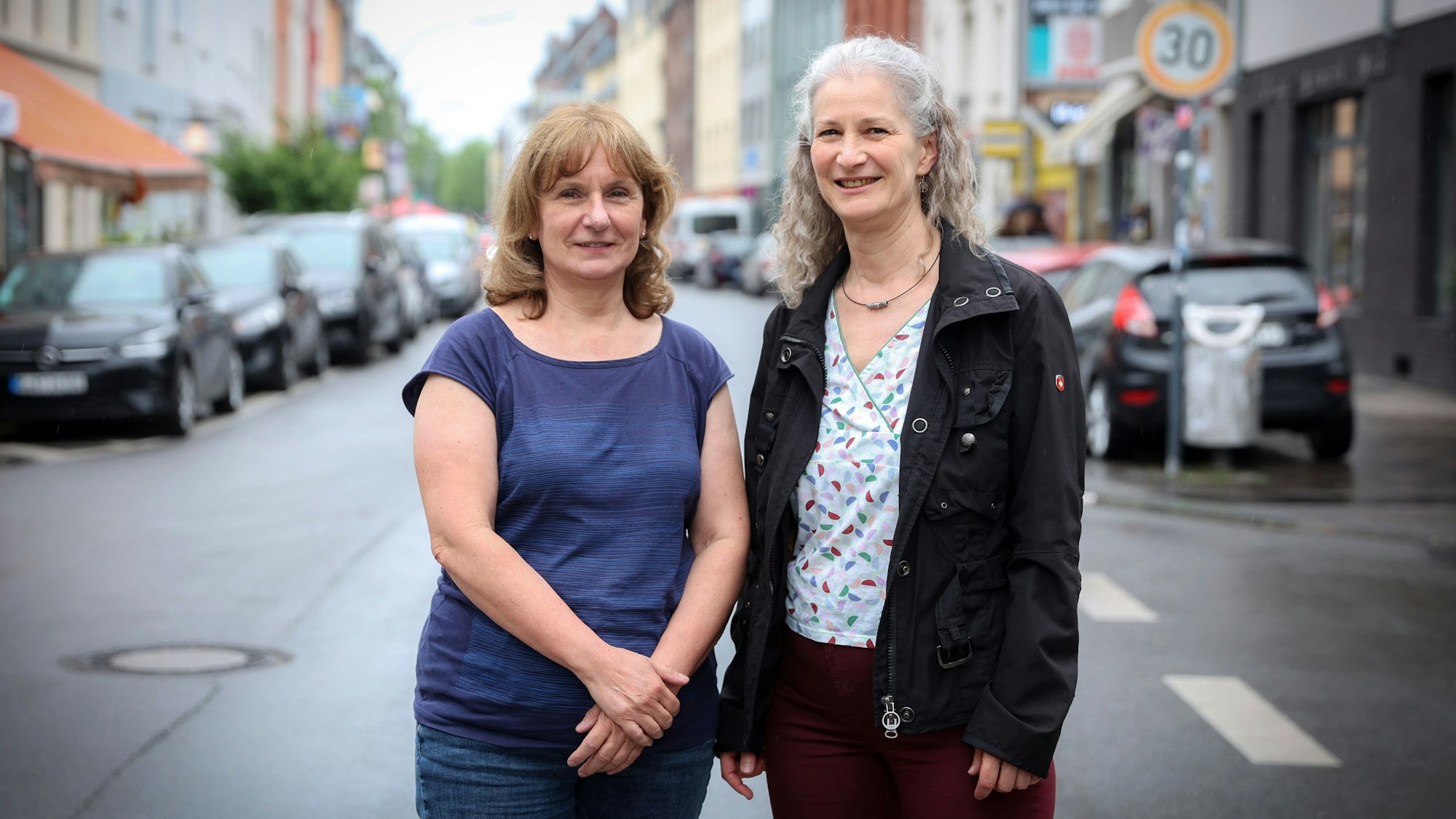 Die Kölner Berufsbetreuerinnen Susanne Harries und Claudia Jakobs stehen auf einer Straße in Sülz.