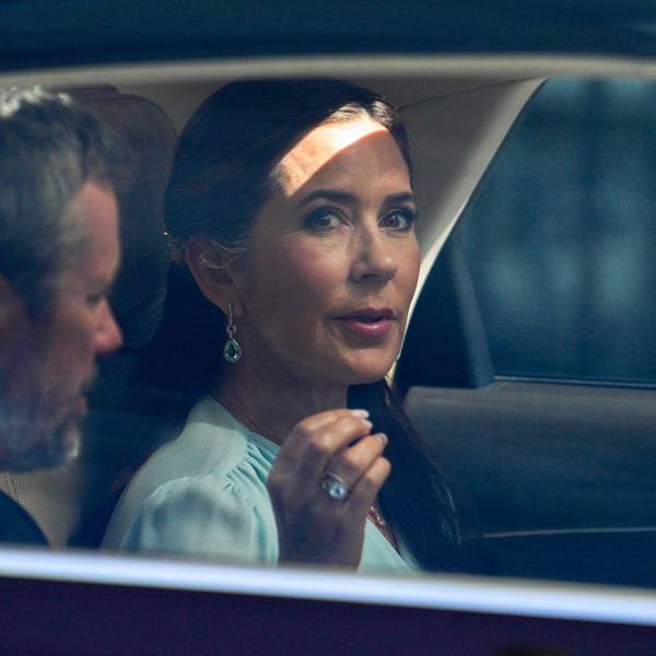 König Frederik und Königin Mary sitzen im Auto.