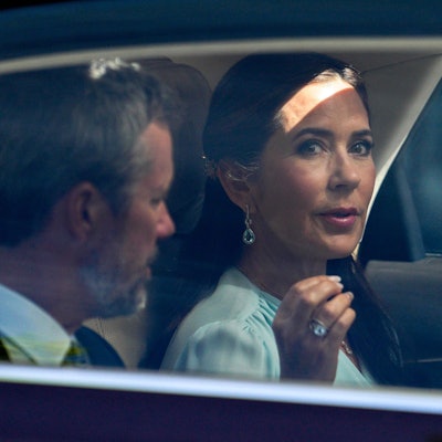 König Frederik und Königin Mary sitzen im Auto.