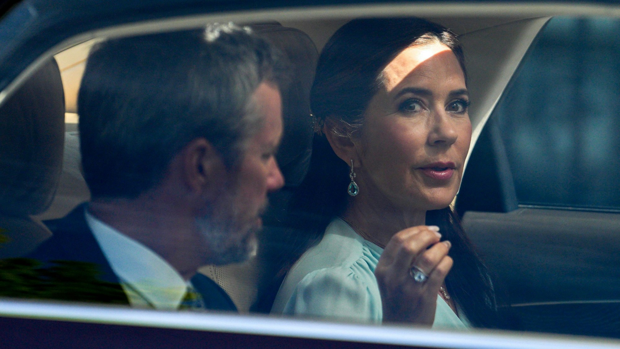 König Frederik und Königin Mary sitzen im Auto.