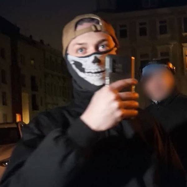 Vermummte Bodyguards vor dem Verbindungshaus der Burschenschaft Raczeks in Bonn.