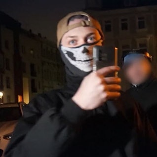 Vermummte Bodyguards vor dem Verbindungshaus der Burschenschaft Raczeks in Bonn.