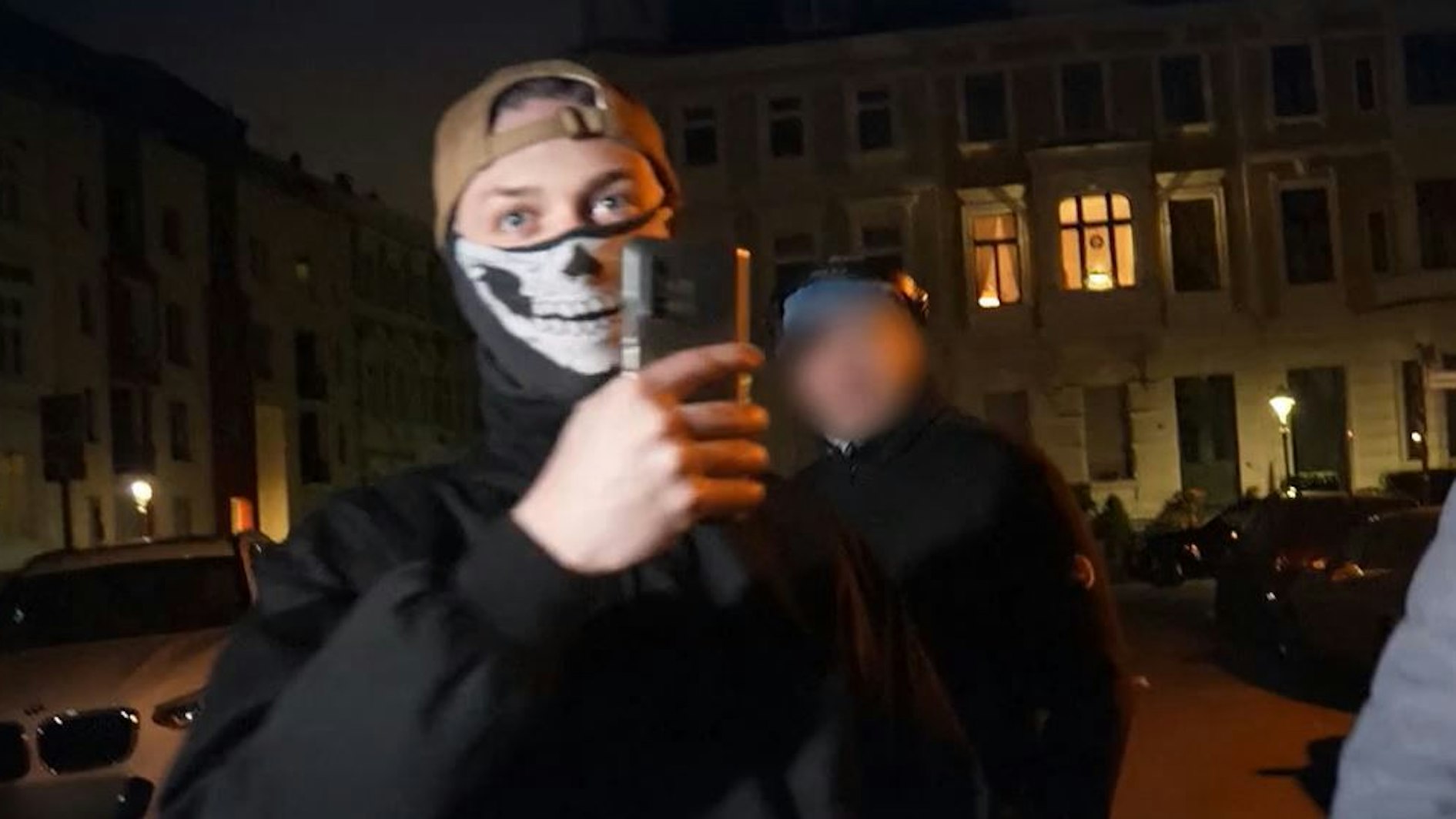 Vermummte Bodyguards vor dem Verbindungshaus der Burschenschaft Raczeks in Bonn.