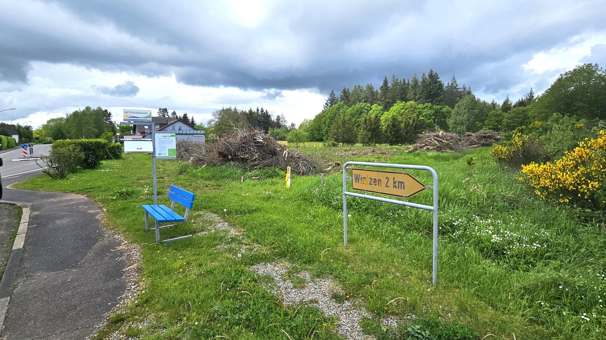 Baugrundstück an der L105 in Broich. Ein Verkehrsschild weist den Weg nach Wintzen.