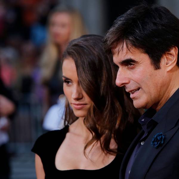 David Copperfield mit seiner Begleitung Chloe Gosselin auf dem roten Teppich.