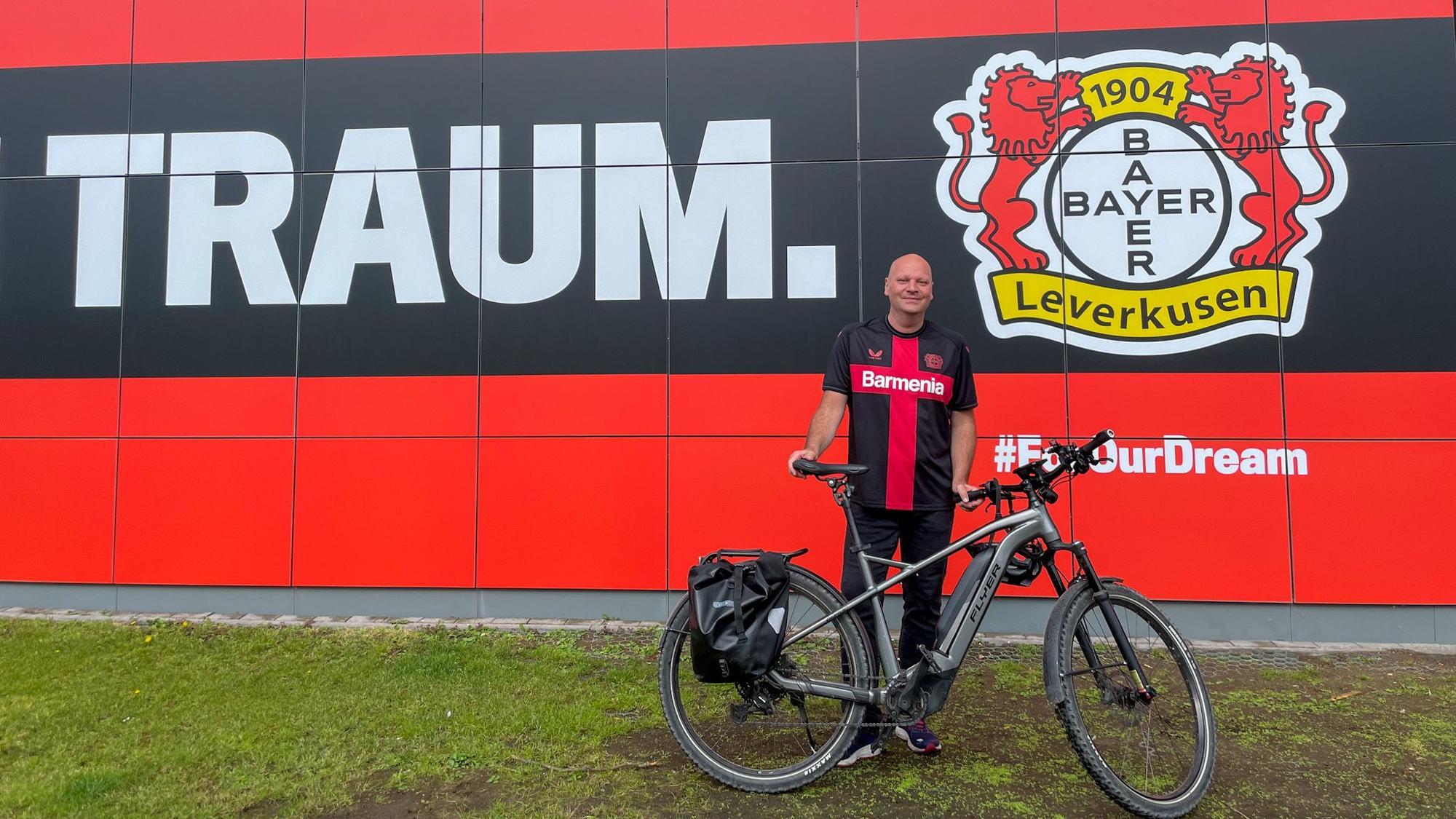 Marcel Bea ist mit dem Fahrrad aus Nürnberg zur Meistersause nach Leverkusen gekommen.