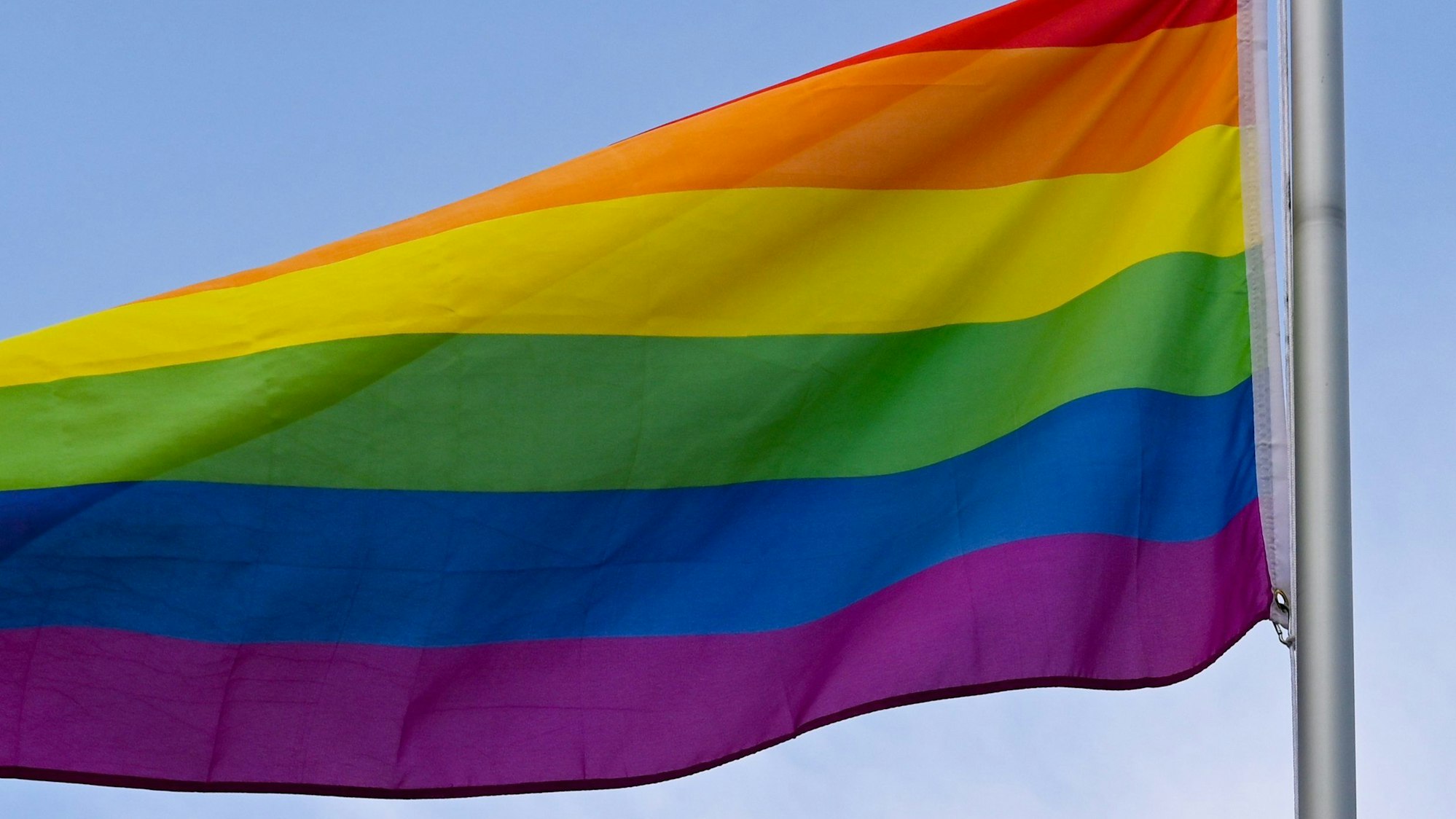 Am Alter Markt, dem Stadthaus Deutz und mehreren Bezirksrathäusern werden am Freitag Regenbogenfahnen gehisst (Symbolbild).