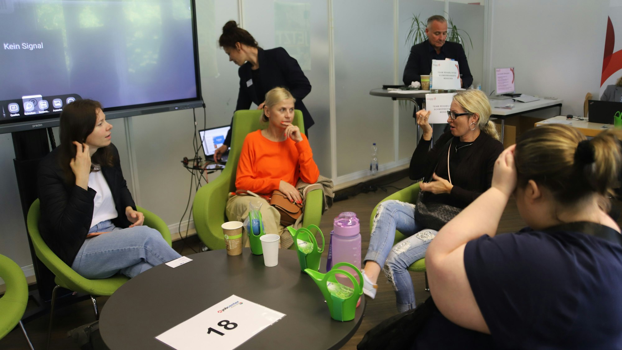 Frauen tauschen sich per Gebärdensprache aus.