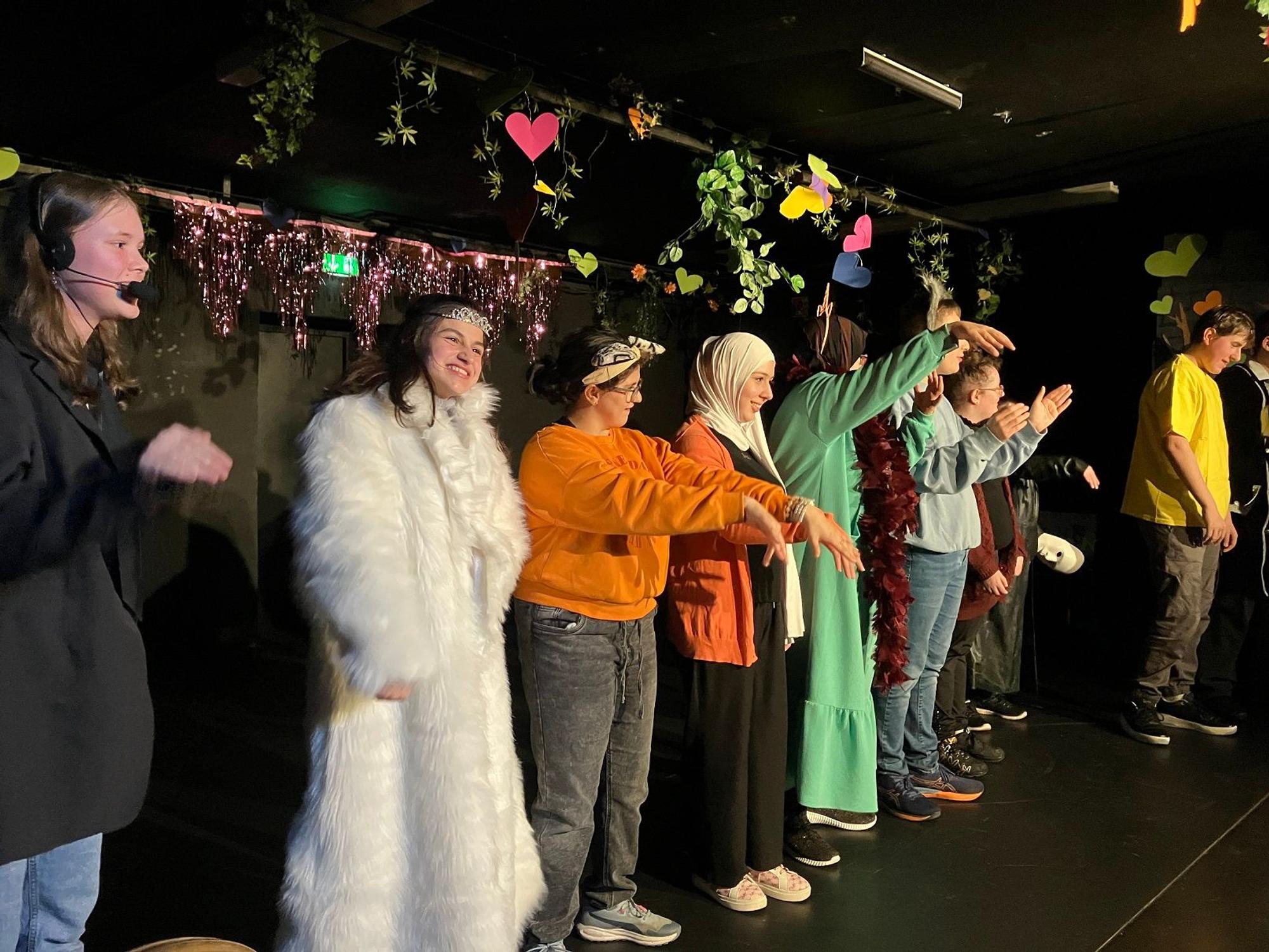 Jugendliche auf Theaterbühne