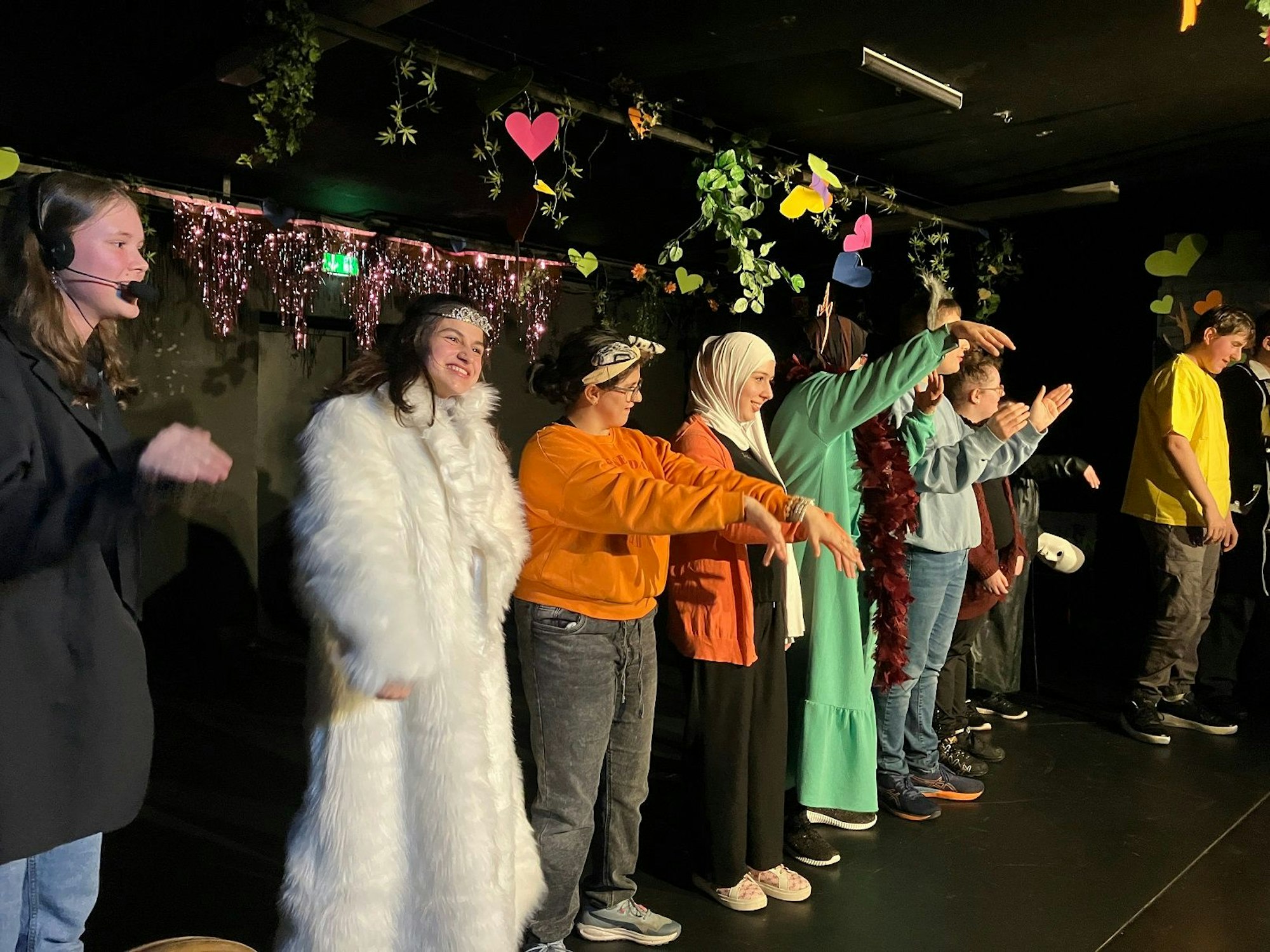 Jugendliche auf Theaterbühne
