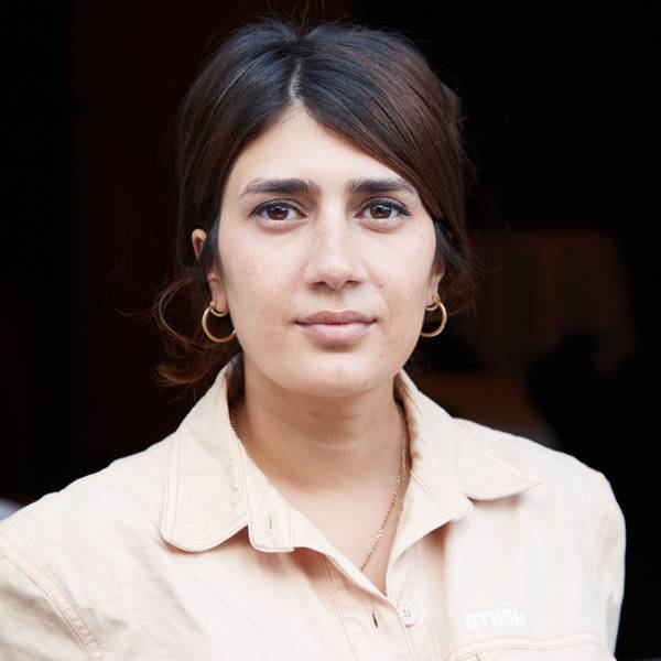 Fatma Aydemir, Autorin, steht anlässlich des Longlist-Abends auf dem Balkon im Literaturhaus.