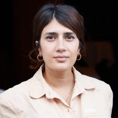 Fatma Aydemir, Autorin, steht anlässlich des Longlist-Abends auf dem Balkon im Literaturhaus.