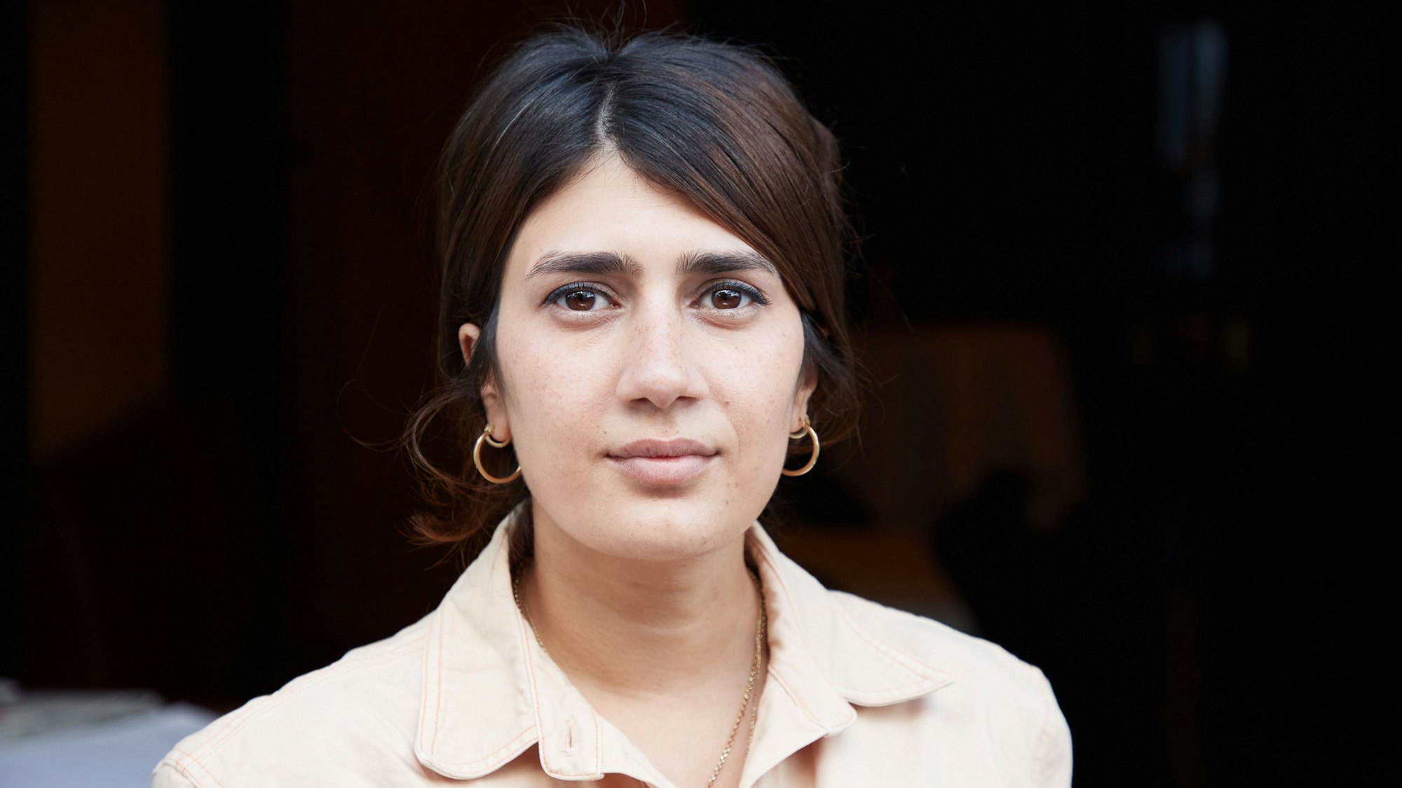 Fatma Aydemir, Autorin, steht anlässlich des Longlist-Abends auf dem Balkon im Literaturhaus.