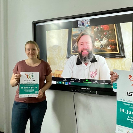 Anke Holgersson (r) und Katharina Baahrs mit dem zugeschalteten Nick Mockridge.