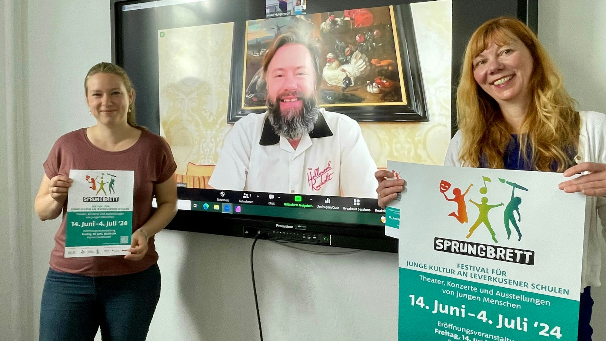Anke Holgersson (r) und Katharina Baahrs mit dem zugeschalteten Nick Mockridge.