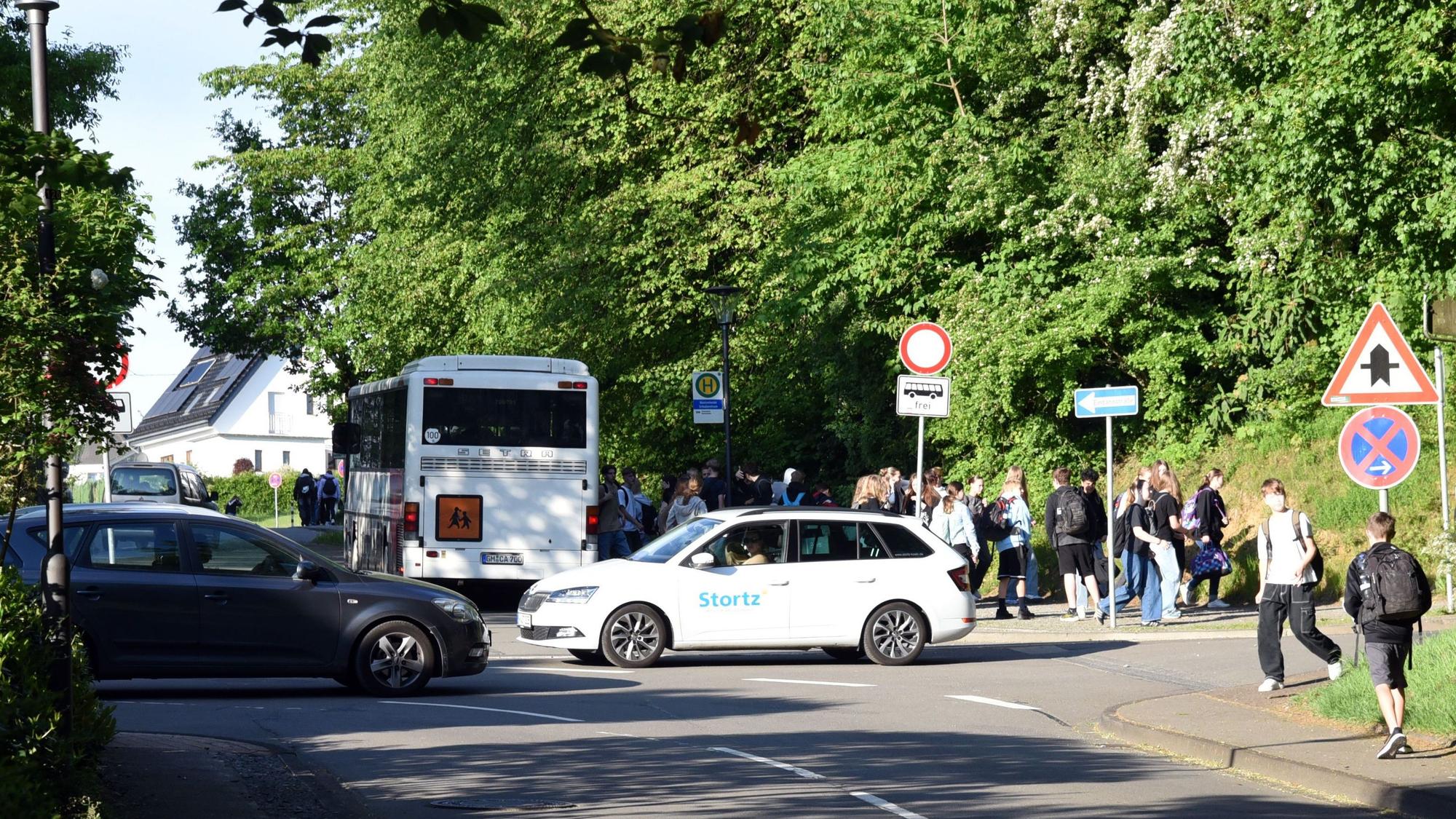 Das Foto zeigt die Verkehrssituation am Schulzentrum Marienheide, mit Bussen Autos und Fußgängern auf engem Raum