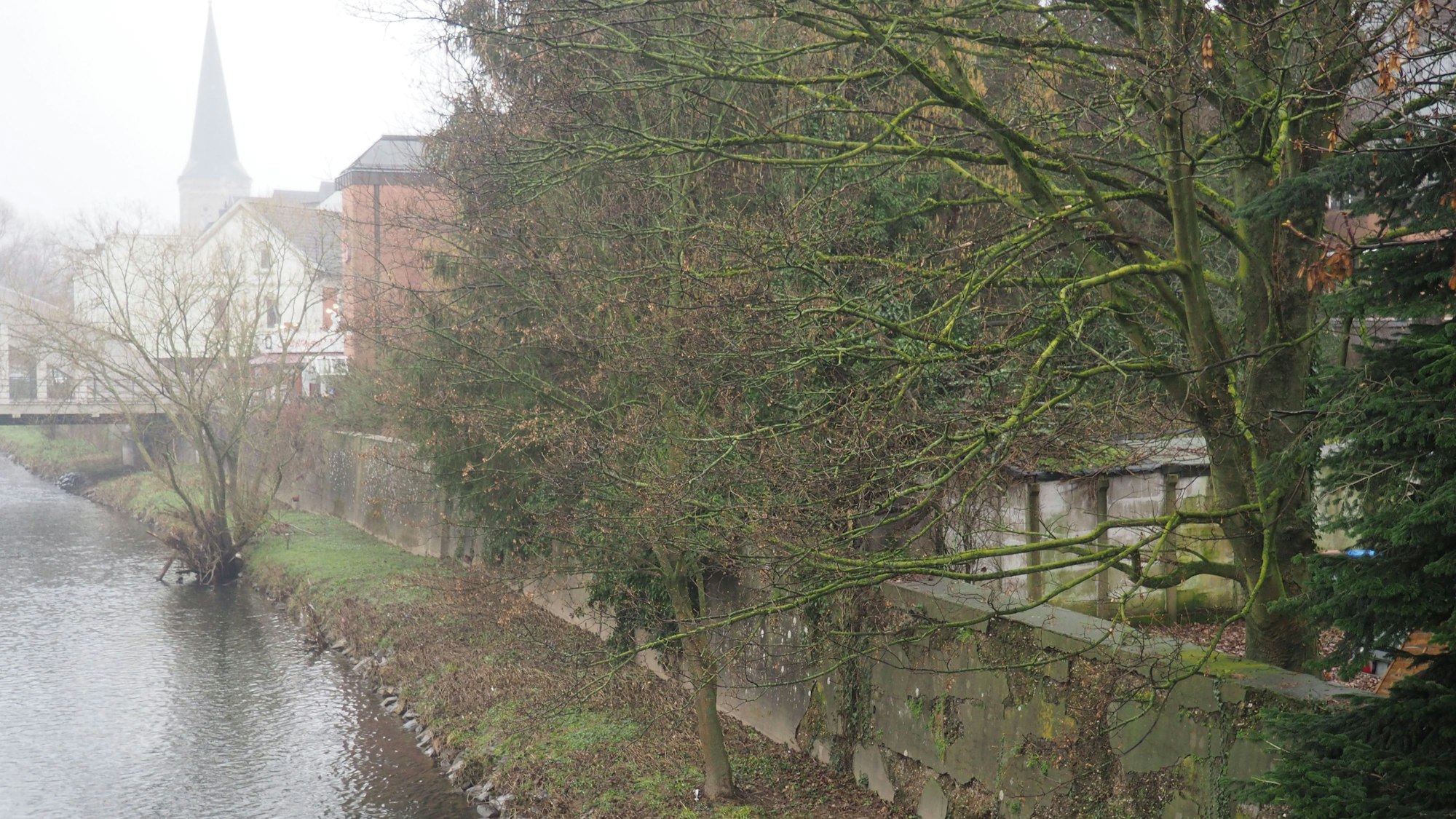 Zurzeit läuft die Bearbeitung eines B-Plan zum Hochwasserschutz in Leichlingen. SPD und BWL wollen nun einen weiteren für das Wupperufer. (Archivfoto)