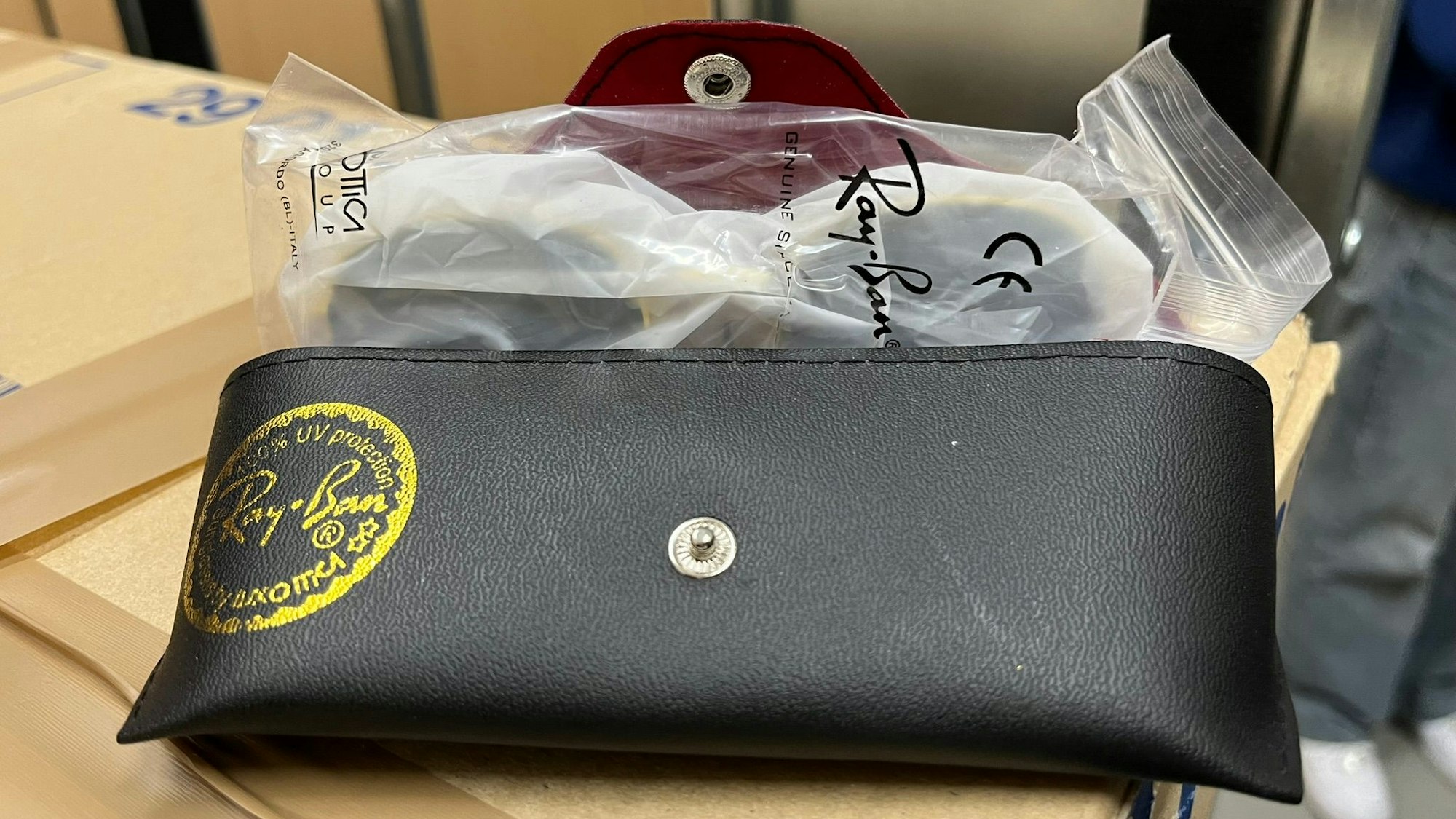 Rayban-Sonnenbrille. Gefälschte Markensonnenbrillen stehen seit jeher hoch im Kurs.