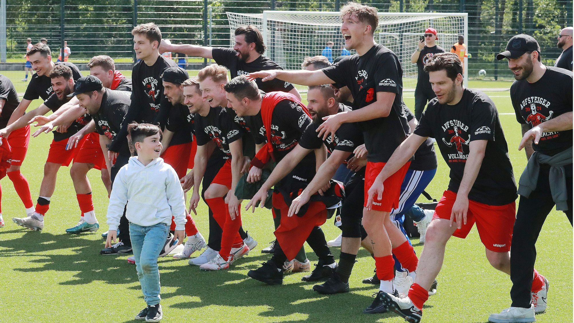 Zu sehen sind jubelnde Spieler des SC Fliesteden.