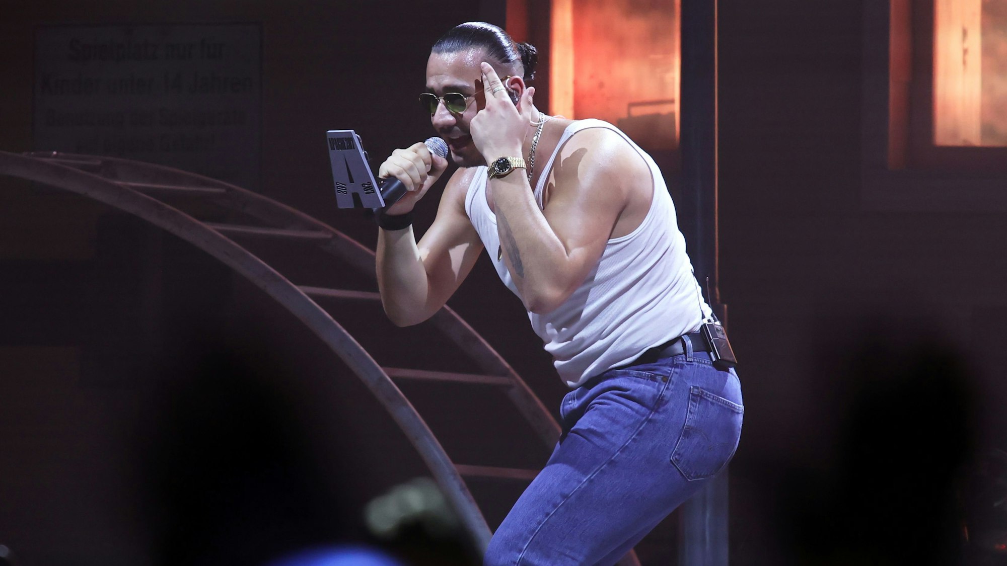 Apache 207 rappt auf der Bühne.