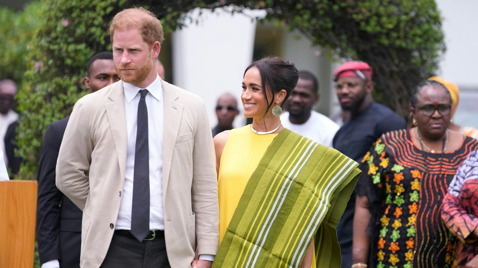 Prinz Harry und Meghan halten bei der Ankunft im Regierungsgebäude Hand.