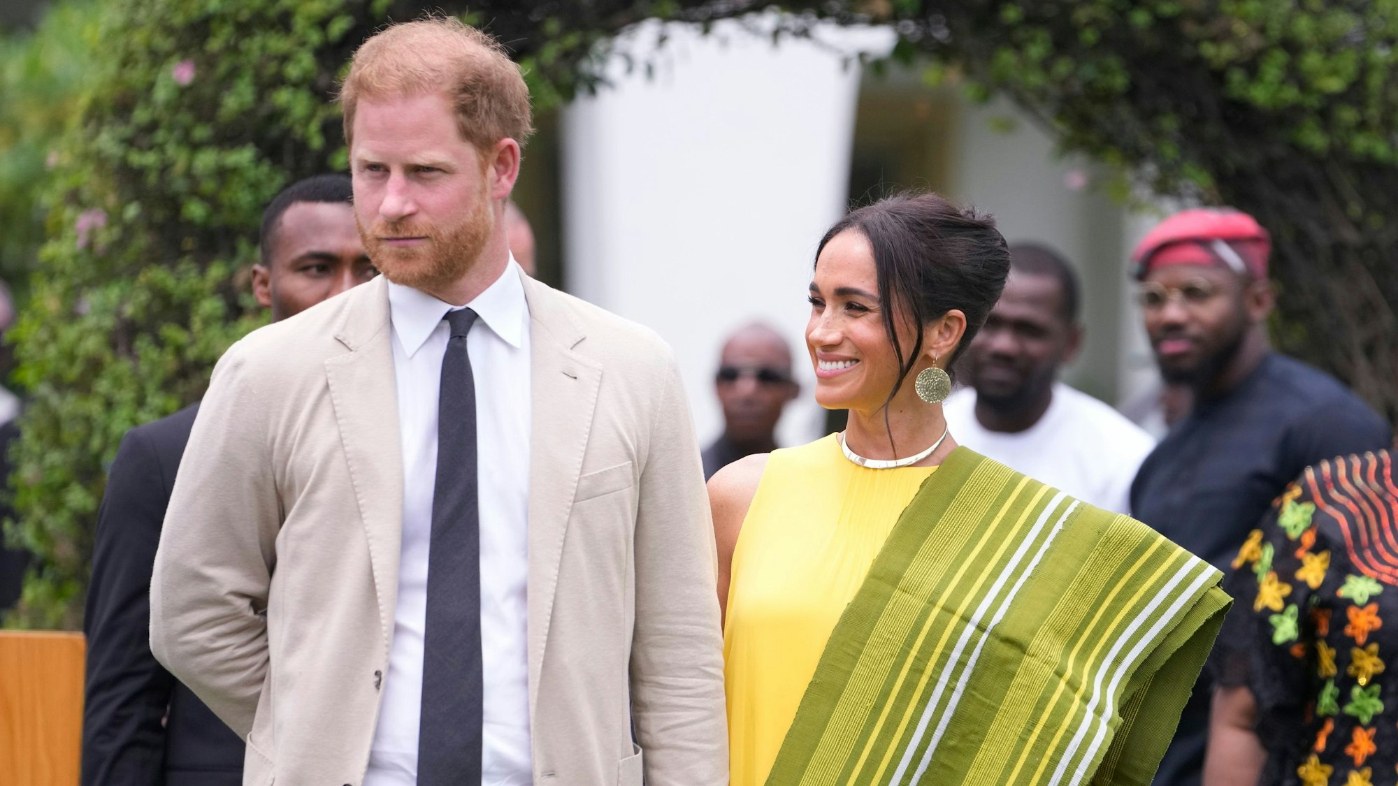 Prinz Harry und Meghan halten bei der Ankunft im Regierungsgebäude von Nigeria Hand.