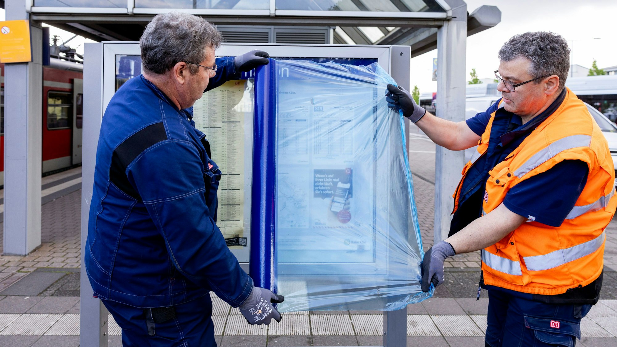 16.05.2024, Köln: Die Hausmeister der DB-Bahnhöfe.
Die Stationsinspekteure der Deutschen Bahn Jens Papert (orangene Weste) und Jürgen Kerp inspizieren und reparieren am S-Bahnhof Porz-Wahn.
Foto: Michael Bause