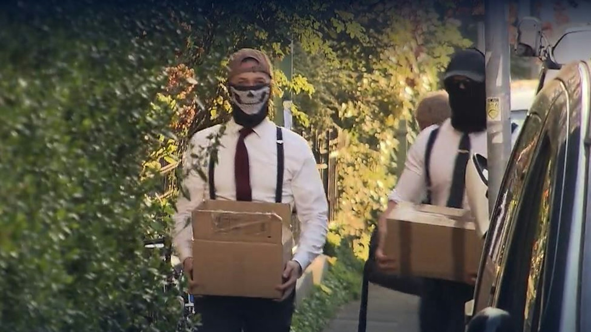 Vermummte Bodyguards helfen rechte Szene-Anwalt Björn Clemens beim Tragen.