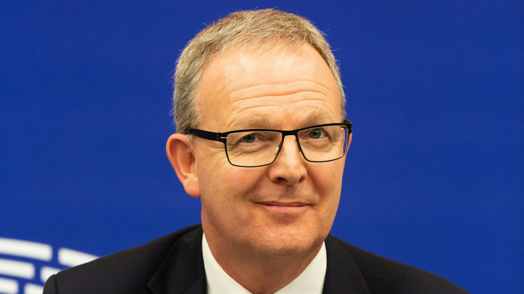 Axel Voss (CDU, Fraktion EVP) sitzt während einer Pressekonferenz in einem Saal im Gebäude des Europäischen Parlaments.