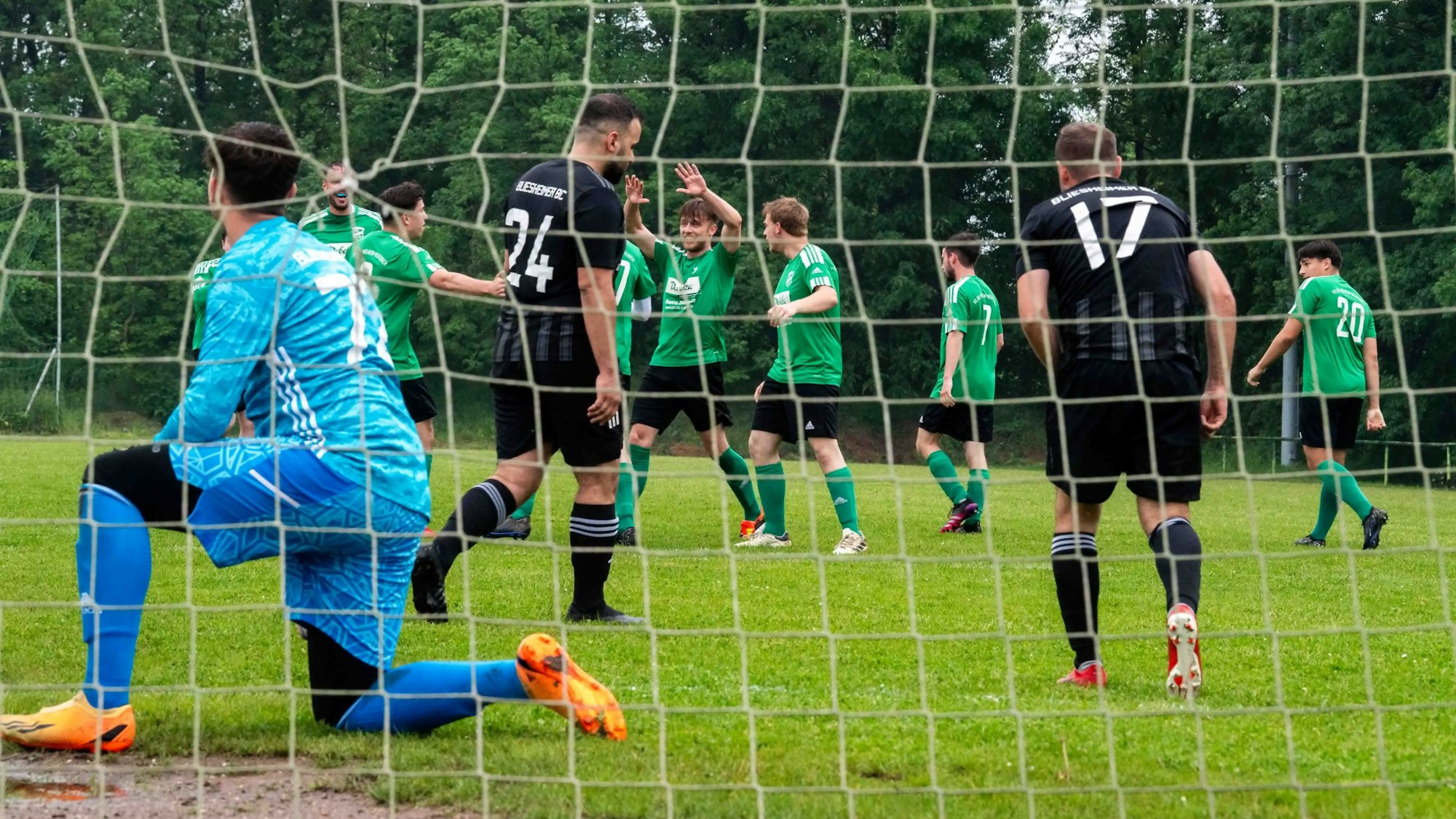 Das Bild zeigt den Jubel der VfL-Spieler nach dem Führungstreffer gegen Bliesheim.