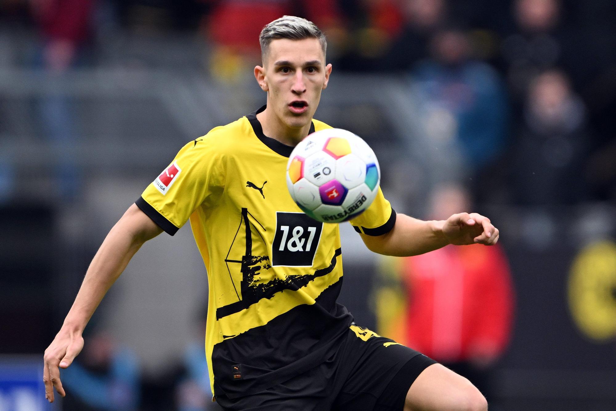 Dortmunds Nico Schlotterbeck spielt den Ball.