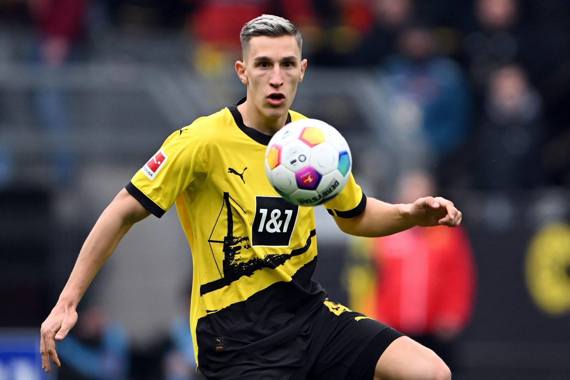 Dortmunds Nico Schlotterbeck spielt den Ball.