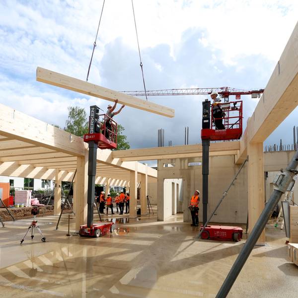Erste Holzbauteile für die Gesamtschule werden geliefert.