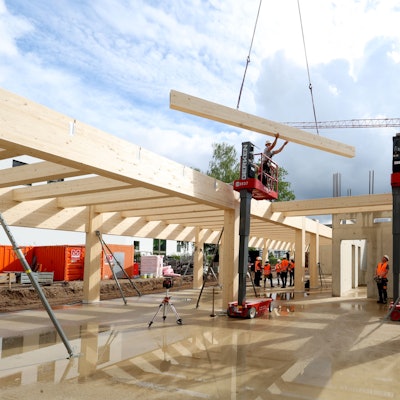 Erste Holzbauteile für die Gesamtschule werden geliefert.