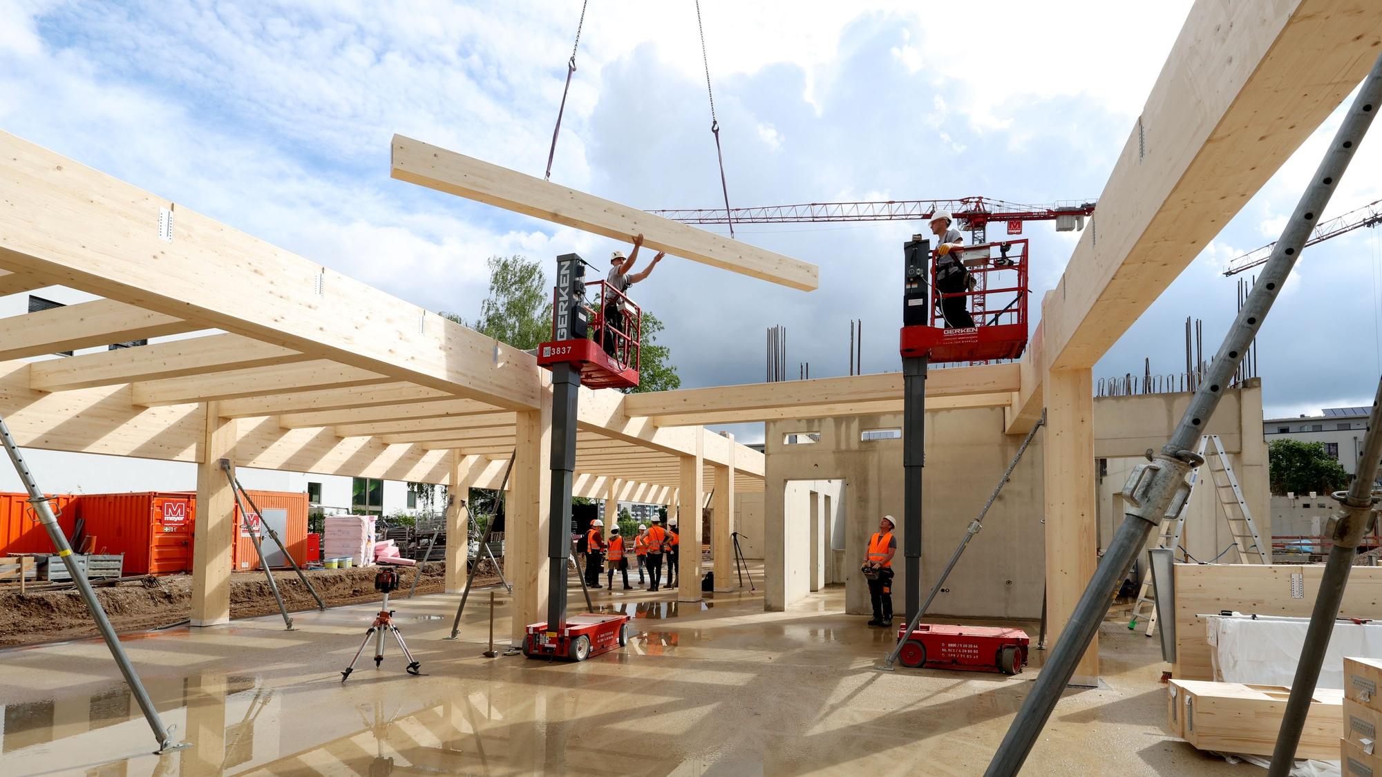 Erste Holzbauteile für die Gesamtschule werden geliefert.