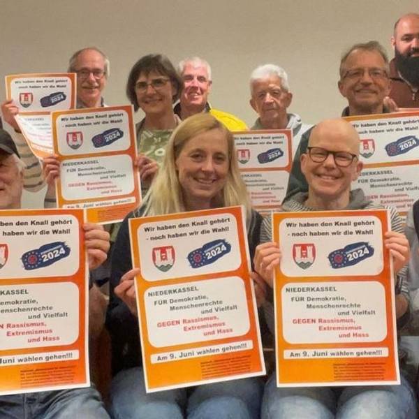 Aktive des Netzwerks „Niederkassel für Demokratie“ präsentieren Plakatentwürfe, mit denen sich interessierte Niederkasselerinnen und Niederkasseler an eine Instagram-Aktion beteiligen können.