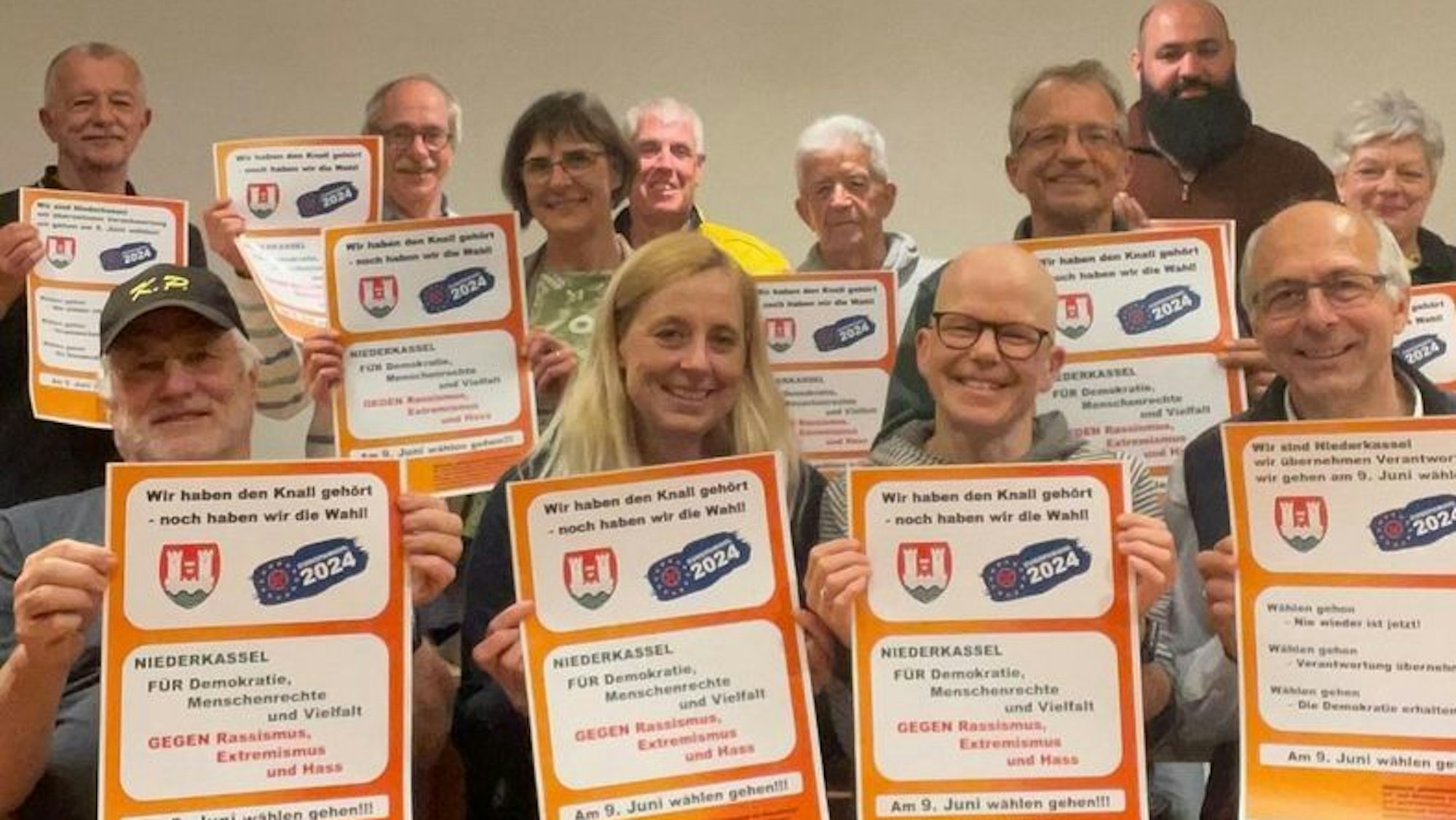 Aktive des Netzwerks „Niederkassel für Demokratie“ präsentieren Plakatentwürfe, mit denen sich interessierte Niederkasselerinnen und Niederkasseler an eine Instagram-Aktion beteiligen können.