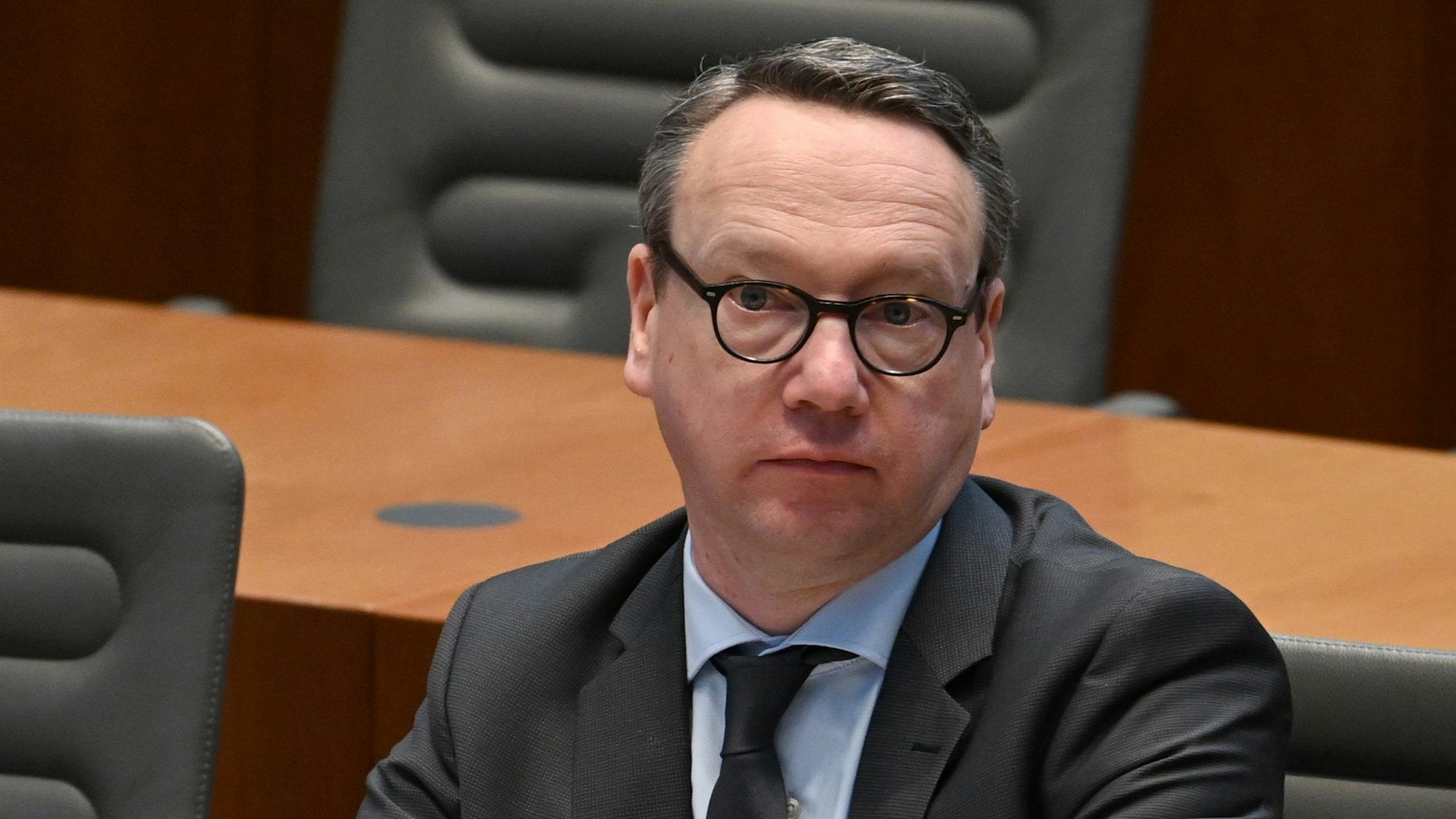 Benjamin Limbach, Minister der Justiz des Landes Nordrhein-Westfalen (Grüne), sitzt bei einer Plenarsitzung Landtag NRW. (Archivbild)