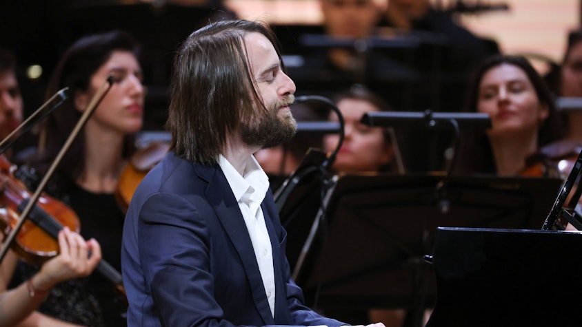 Der russische Pianist Trifonov spielt auf einem Konzert gemeinsam mit einem Orchester